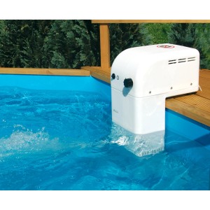 Gegenstromanlage Jet, montiert an einem Pool mit Holzumrandung. Weißes Gehäuse, Wasserbewegung sichtbar.