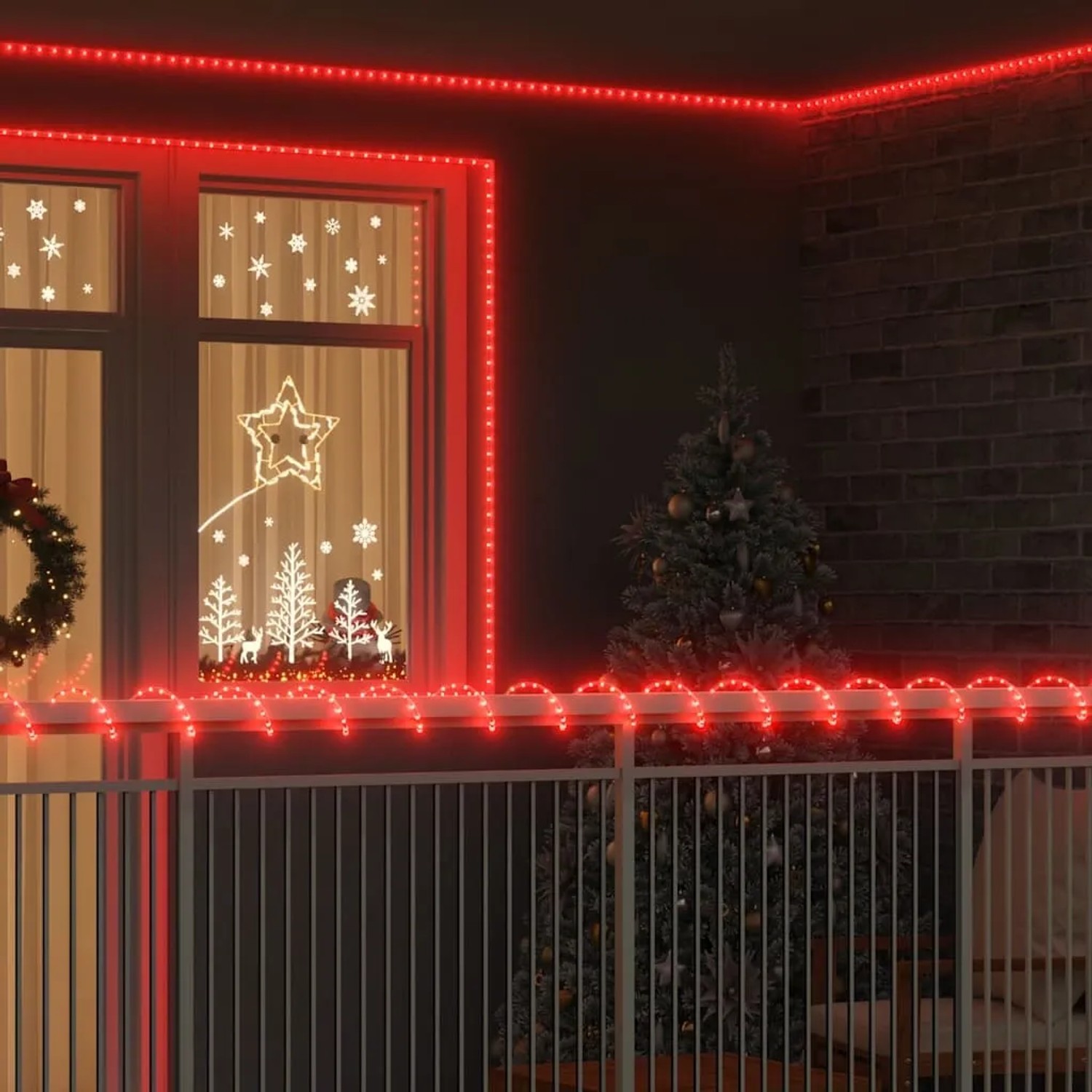 Rotes Lichtseil mit 1200 LEDs als festliche Außen-Lichterkette zur Dekoration von Fenster und Balkon.