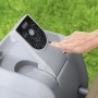 Detailaufnahme des Bedienfelds vom Bestway Lay-Z-Spa Palm Springs Whirlpool mit Hand, die einen Knopf drückt.
