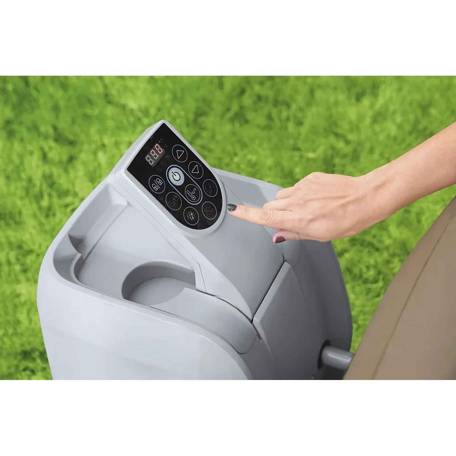 Detailaufnahme des Bedienfelds vom Bestway Lay-Z-Spa Palm Springs Whirlpool mit Hand, die einen Knopf drückt.