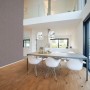Graue Vliestapete mit geometrischem Muster und leichter Struktur im modernen Wohnraum.