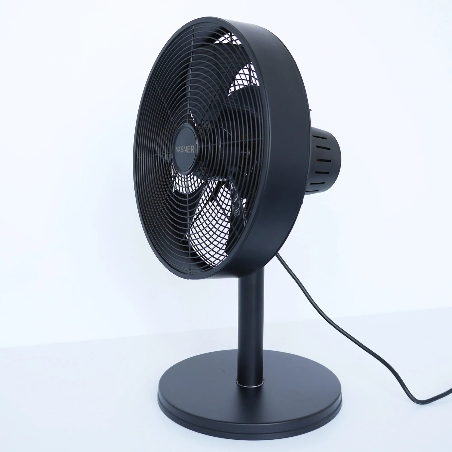 Schwarzer Vasner Tischventilator Ventury T aus Metall mit 5 Rotorblättern und 3 Stufen.