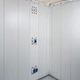 Biohort Elektro-Montagepaneel im Gerätehaus Neo: Kabelführung und Steckdosenmontage.