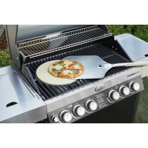 Rösle Pizzastein Vario mit Pizza und Pizzaschieber auf Grill.