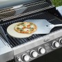 Rösle Pizzastein Vario mit Pizza und Pizzaschieber auf Grill.