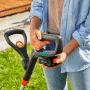 Gardena Akku-Rasentrimmer ComfortCut 23/18 mit Akku im Einsatz. Rasenkantenschneider für präzise Ergebnisse.