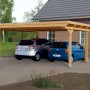 Skan Holz Carport Emsland aus Naturholz, Doppelcarport mit zwei geparkten Autos.