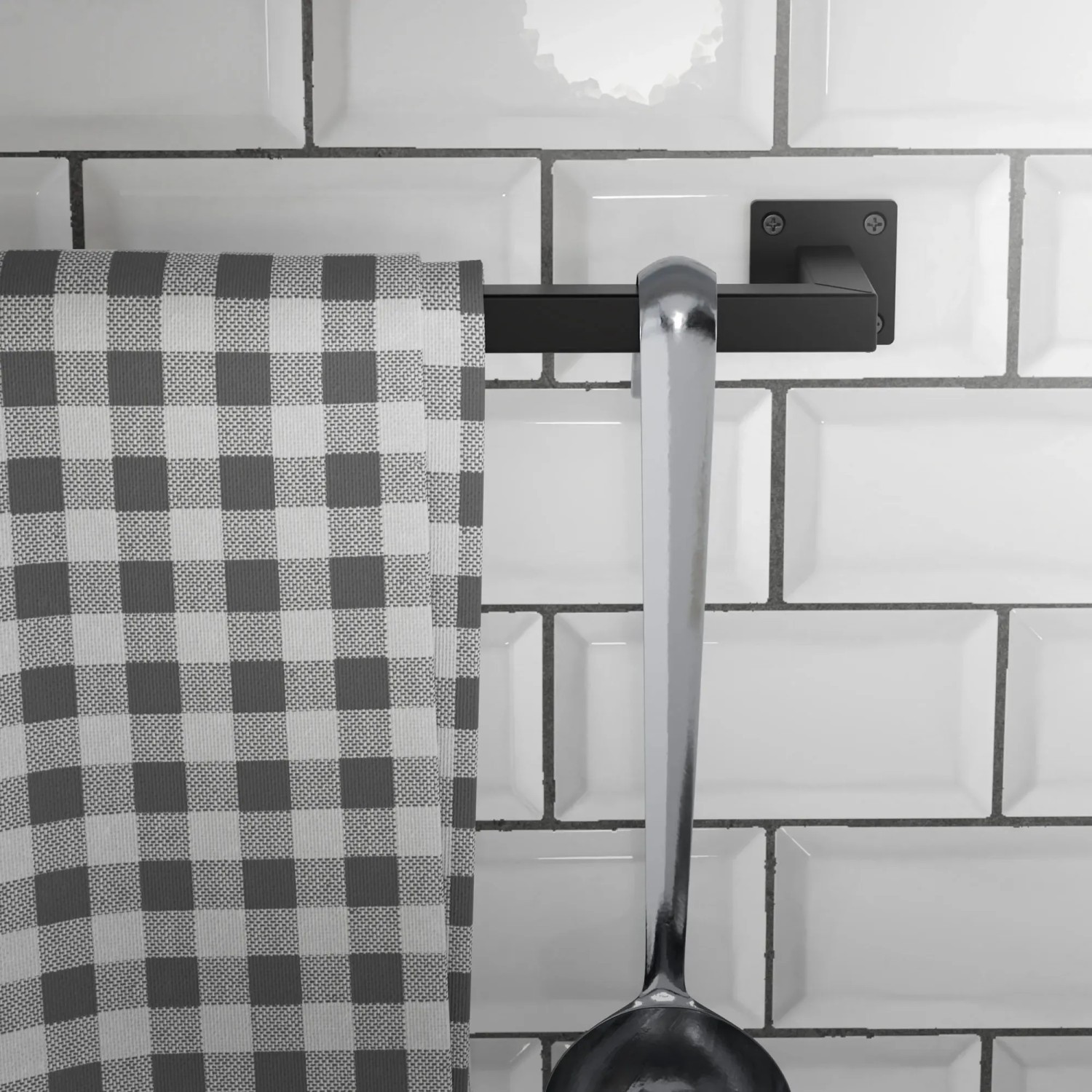 ML-Design Wand-Kleiderstange 2er Set, schwarz, mit Geschirrtuch und Kelle an weißer Wand.