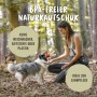 Frau spielt mit Hund und orangefarbenem Rudelkönig Hundeball aus Naturkautschuk im Wald.