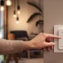 Bedienung des Philips Hue Dimmers für die Enrave XL Deckenleuchte zur Lichtsteuerung.