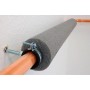 Graue PE Rohrisolierung, angeschlitzt, auf Kupferrohr an weißer Wand montiert. Dämmstoffzubehör für Heizung & Sanitär.