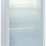 Weißer PKM Glastür-Kühlschrank GKS102 mit drei Drahtablagen.