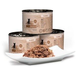 Catz Finefood No.09 Wild Katzenfutter, 200g Dosen gestapelt, Portion auf weißer Schale.