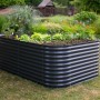 Anthrazitfarbenes Westmann Metall Hochbeet Grow Faster im Garten.