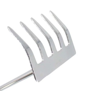 Nahaufnahme des Galaflor Kleinrechens aus glänzendem Edelstahl mit 5 Zinken. Ideal zum Harken und Lockern.