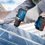 Bosch Professional Akku-Bohrschrauber GSR18V-52 beim Schrauben an einem Solarpanel. Kompaktes blaues Akkugerät.