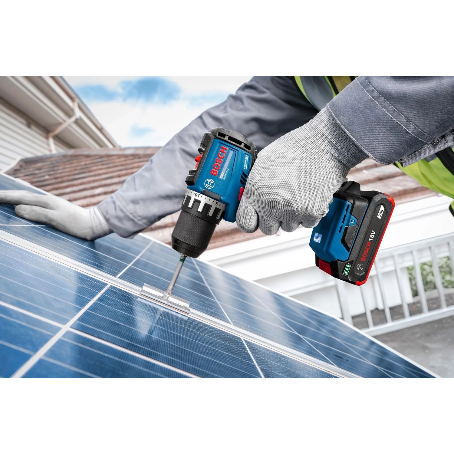 Bosch Professional Akku-Bohrschrauber GSR18V-52 beim Schrauben an einem Solarpanel. Kompaktes blaues Akkugerät.