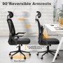 Schwarzer ergonomischer Bürostuhl mit hoher Netzrückenlehne, verstellbarer Kopfstütze und hochklappbaren Armlehnen.