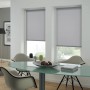 Gardinia EasyFix Rollo Shaun, 100x160 cm, hellgrau, an zwei Fenstern im Wohnraum.