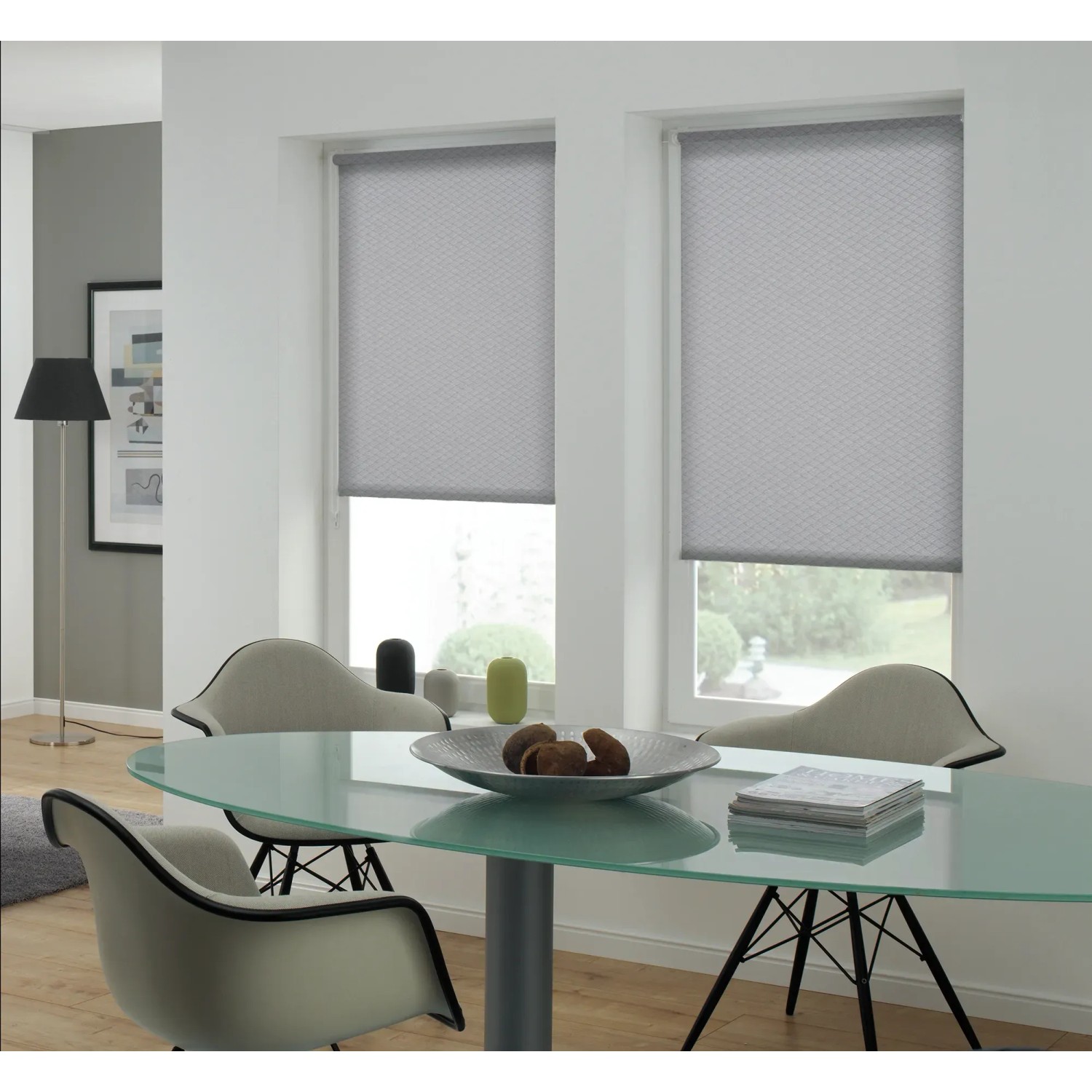 Gardinia EasyFix Rollo Shaun, 100x160 cm, hellgrau, an zwei Fenstern im Wohnraum.