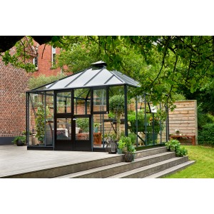 Juliana Gewächshaus Oase 13 Anthrazit mit Pflanzen auf Holzterrasse im Garten.