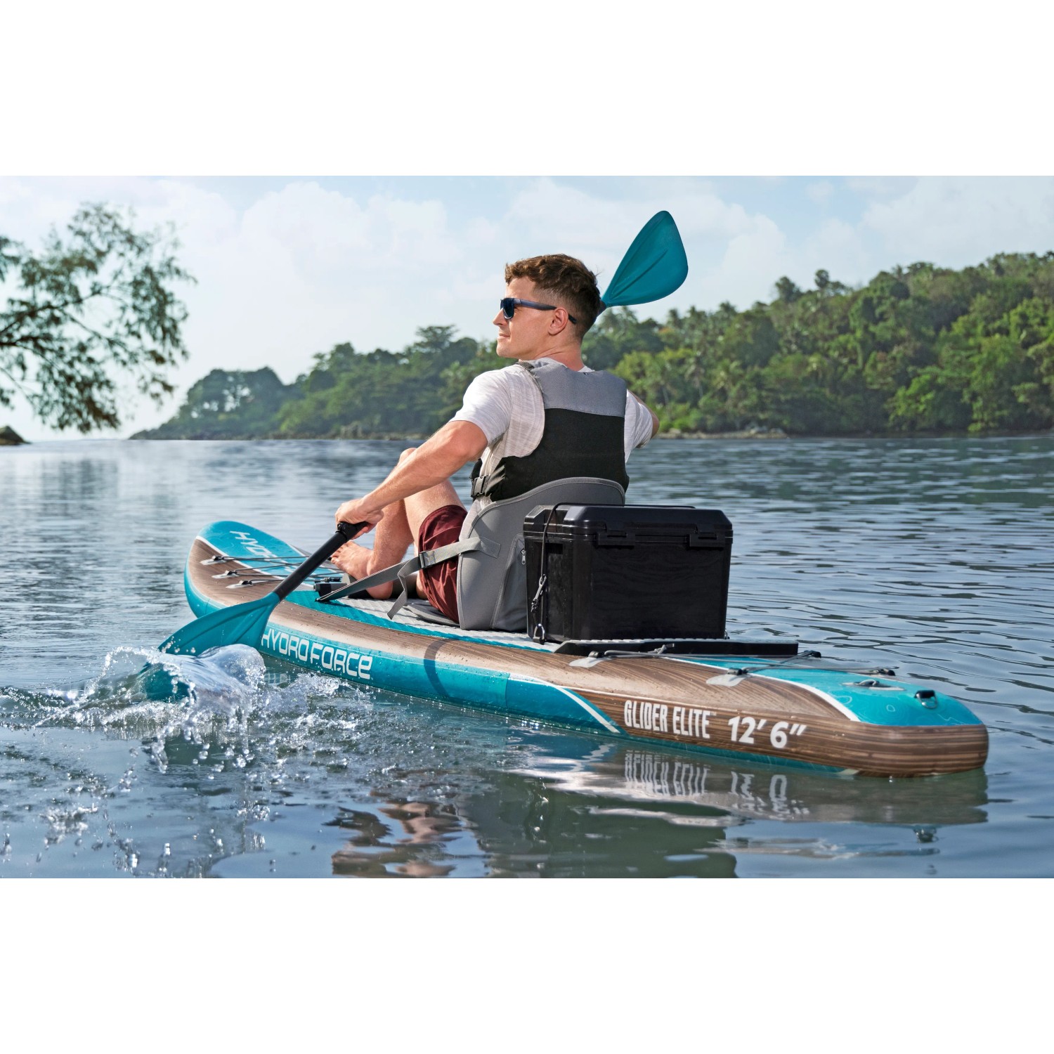 Bestway SUP Touring Board Glider Elite mit Sitz und Paddler auf dem Wasser.