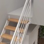 Intercon Raumspartreppe London: weiße Stahlwangentreppe mit hellen Buchenholzstufen und weißem Metallgeländer.