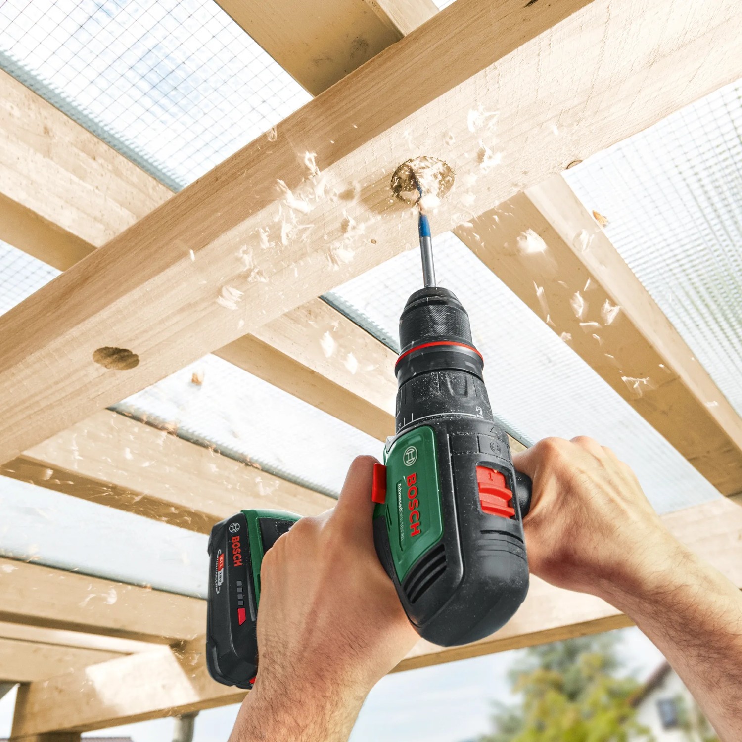 Bosch Advanced Drill 18 V-80 Akku-Bohrschrauber beim Bohren in Holzkonstruktion.