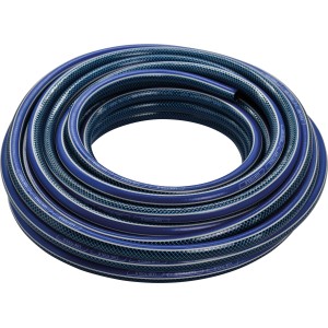 Aufgerollter, blauer LUX-TOOLS Gartenschlauch 13 mm (1/2) als Teil eines 5-teiligen Sets.