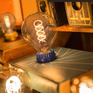 Vintage LED Leuchtmittel mit leuchtendem Spiralfilament, amberfarbenem Glas und E27 Sockel. Dekoratives Warmlicht.