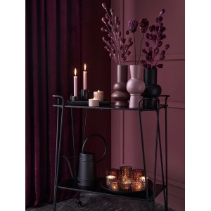 Dekorative schwarze Vase Midnight Mystery auf einem Servierwagen mit Kerzen und Teelichtern.