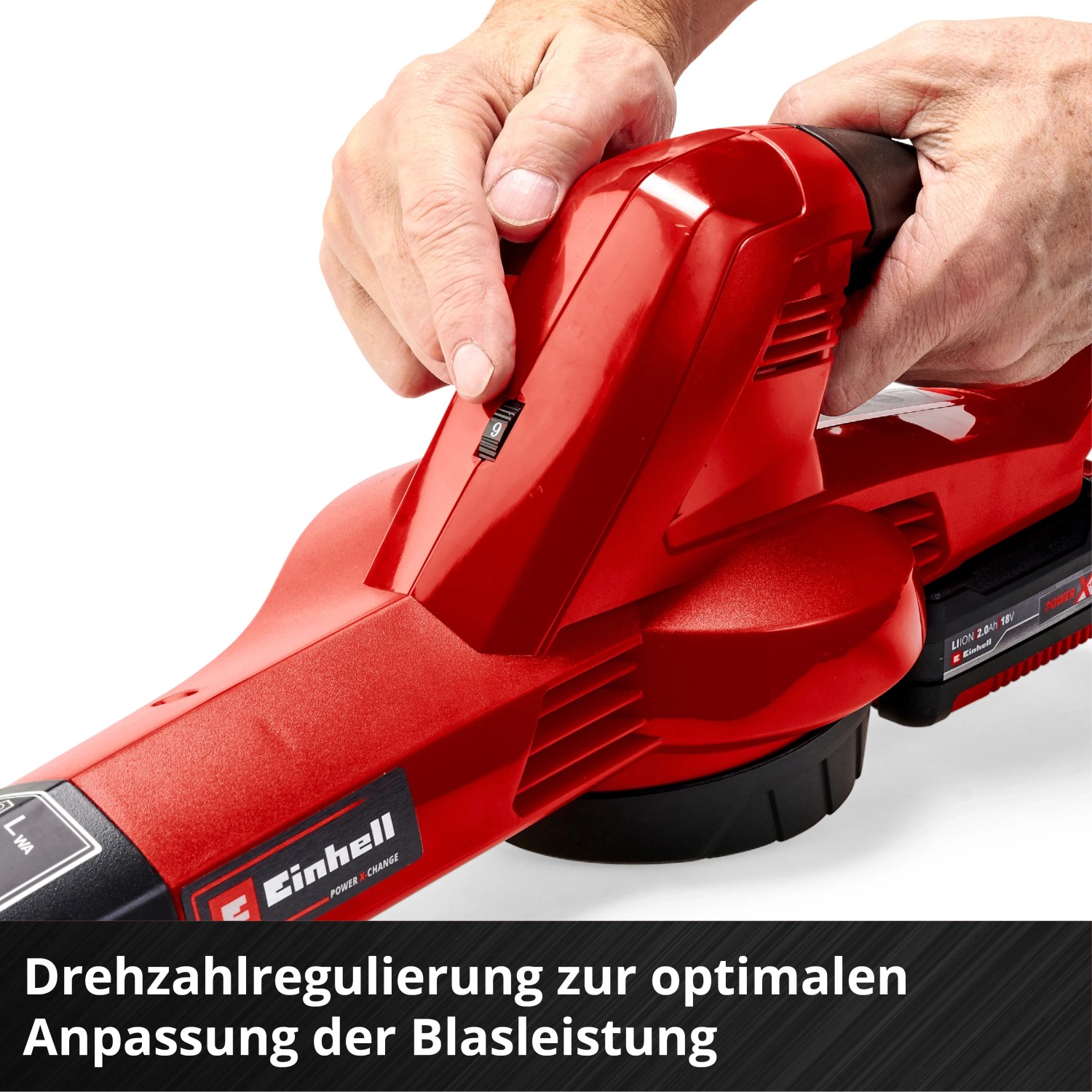 Einhell Akku-Laubbläser GC-CL 18 Li E Kit: Roter Laubbläser mit Hand am Schalter zur Drehzahlregulierung.