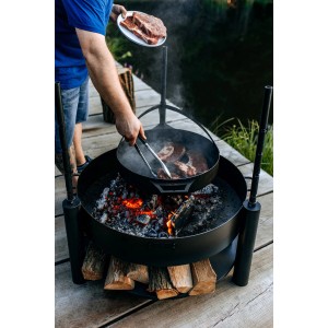 CookKing Stahl Pfanne Ø 50 cm für Feuerschale Bandito & Montana X im Einsatz über glühenden Kohlen.