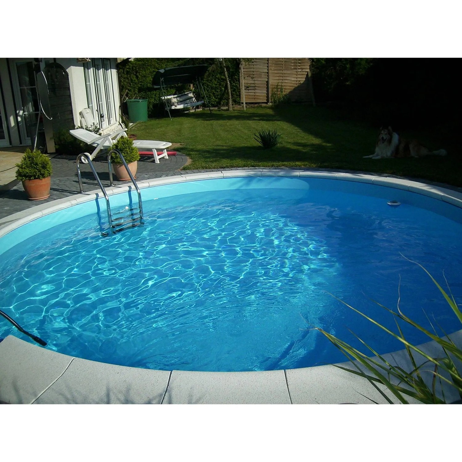 Runder Summer Fun Stahlwand Pool BAHRAIN (Ø 350x150 cm) mit Leiter im Garten.