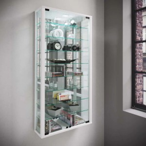 Wandhängende, weiße Vitrine mit Glastüren, Spiegelrückwand und LED-Beleuchtung.