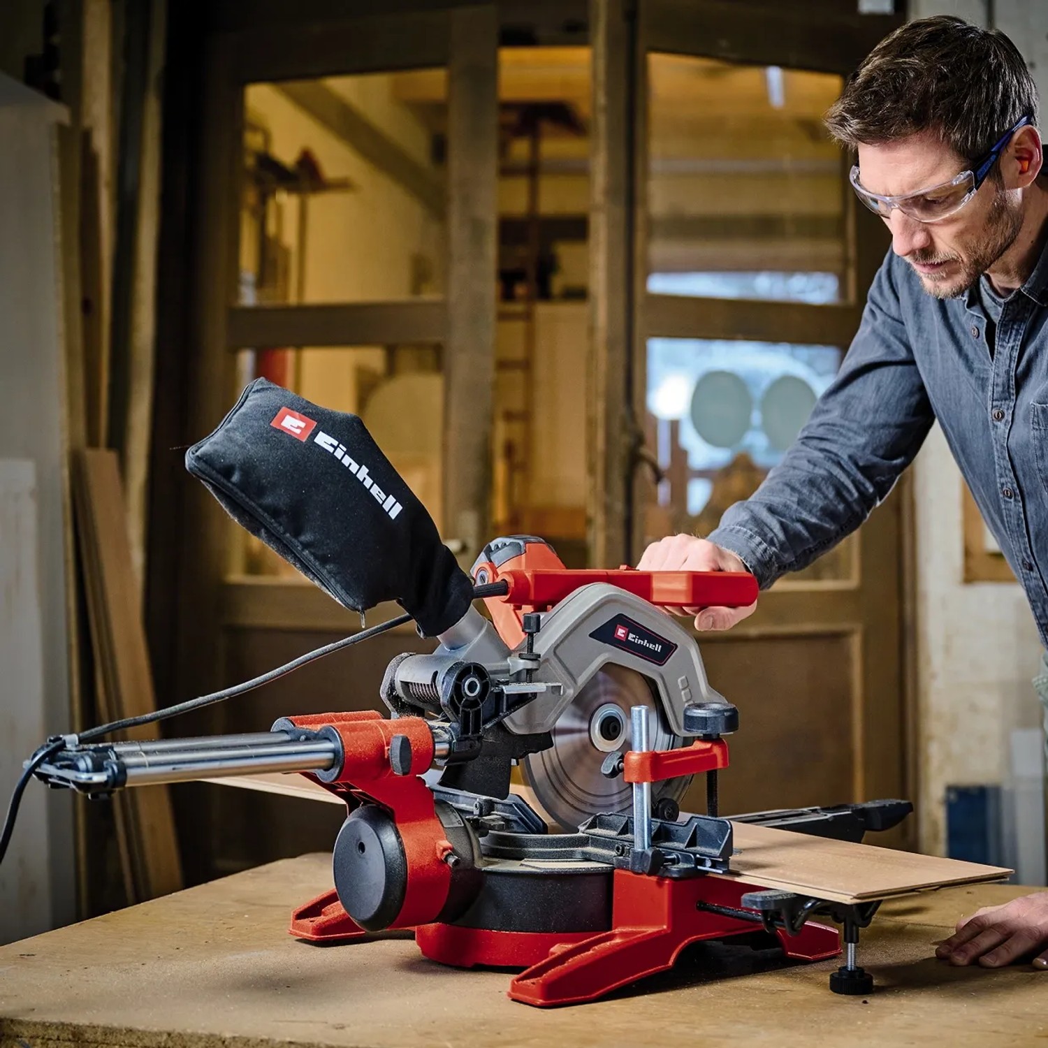 Einhell Zug-Kapp-Gehrungssäge TE-SM 8 L Dual in Rot/Grau mit Anwender beim Sägen von Holz.