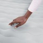 Graues Bestway Fortech Luftbett (Doppelbett) mit Snugable Top, Hand berührt weiche Oberfläche.