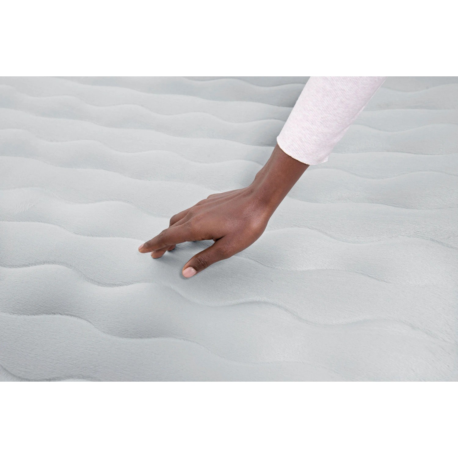 Graues Bestway Fortech Luftbett (Doppelbett) mit Snugable Top, Hand berührt weiche Oberfläche.