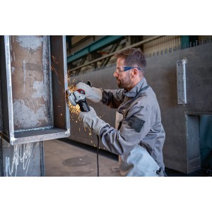Mann schleift Metall mit dem Bosch Professional Winkelschleifer GWS 17-125 PSB, Funken fliegen.