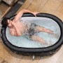 Bestway Eisbad Glacial Dip, aufblasbar, mit Mann im Wasser. Ideal zur Erfrischung im Garten.