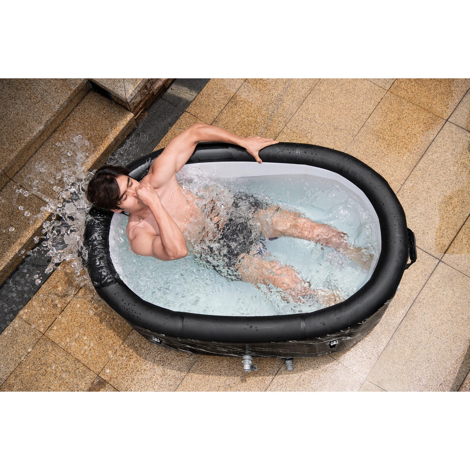 Bestway Eisbad Glacial Dip, aufblasbar, mit Mann im Wasser. Ideal zur Erfrischung im Garten.