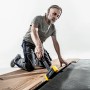 Handwerker verlegt Parkett mit Halder Schonhammer Secural (Ø 35 mm, 45 mm).