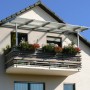 Transparente Hohlkammerplatte als Terrassenüberdachung auf einem Balkon.