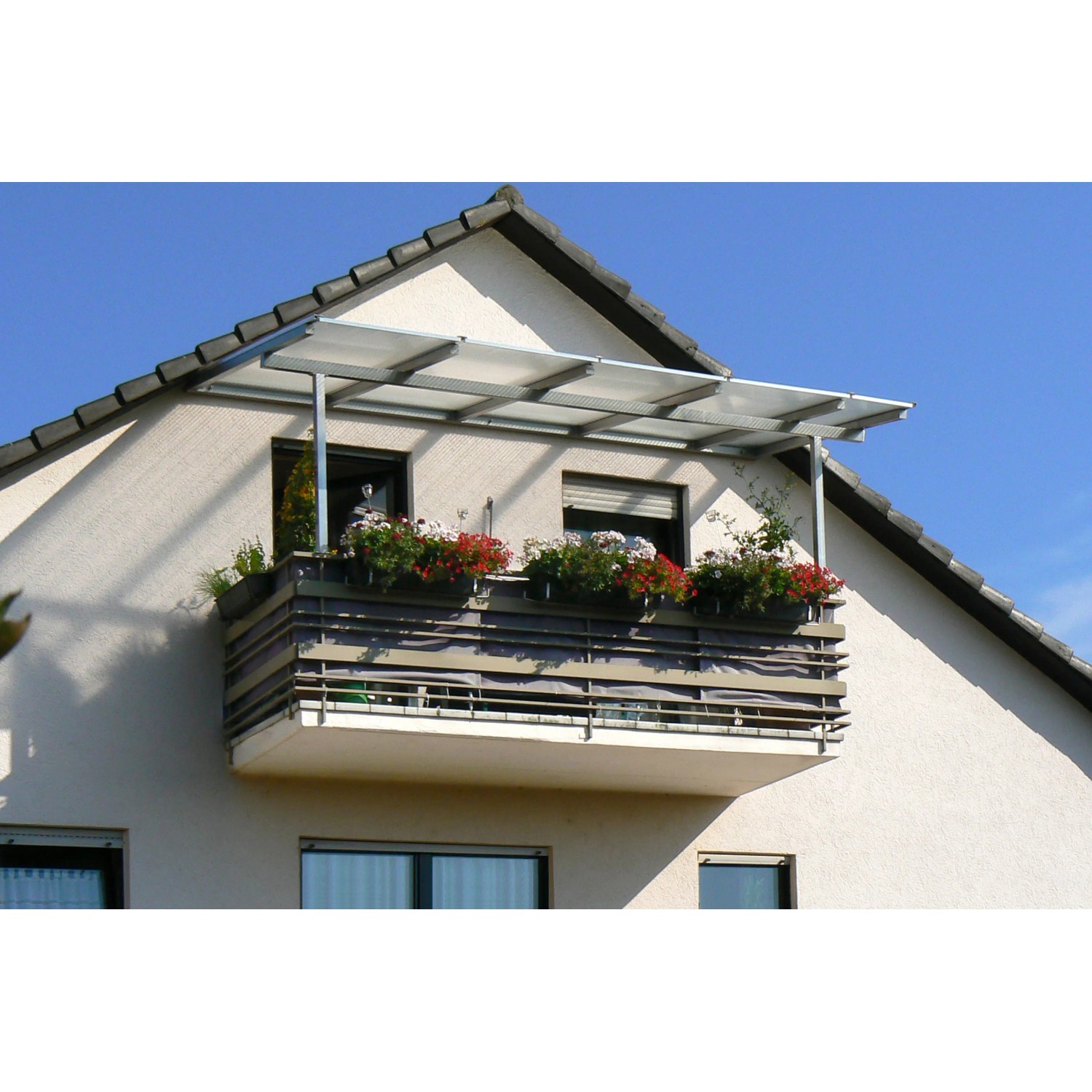 Transparente Hohlkammerplatte als Terrassenüberdachung auf einem Balkon.