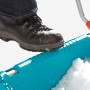 Gardena Schneewanne 70 cm in Aktion: Fuß auf der Wanne, gefüllt mit Schnee. Ideal zum Schneeschieben.