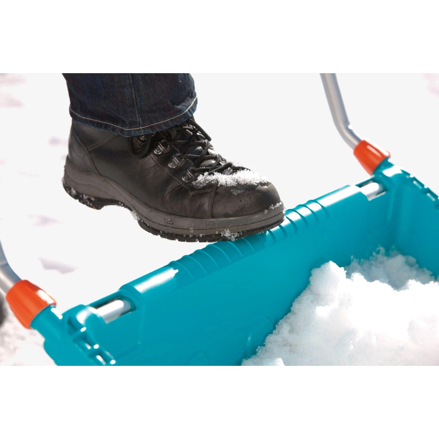 Gardena Schneewanne 70 cm in Aktion: Fuß auf der Wanne, gefüllt mit Schnee. Ideal zum Schneeschieben.