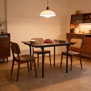 Schwarzer Relaxdays Esstisch mit Holzoptik, klappbar, mit vier Stühlen in Esszimmer.