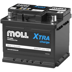 Schwarze MOLL Xtra Charge Starterbatterie 12V 52Ah 500A für Autos. Robuste Autoelektrik Made in Germany.