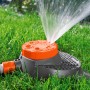 Gardena Classic 6-Flächenregner Boogie im Einsatz: Gartenregner bewässert Rasenfläche.