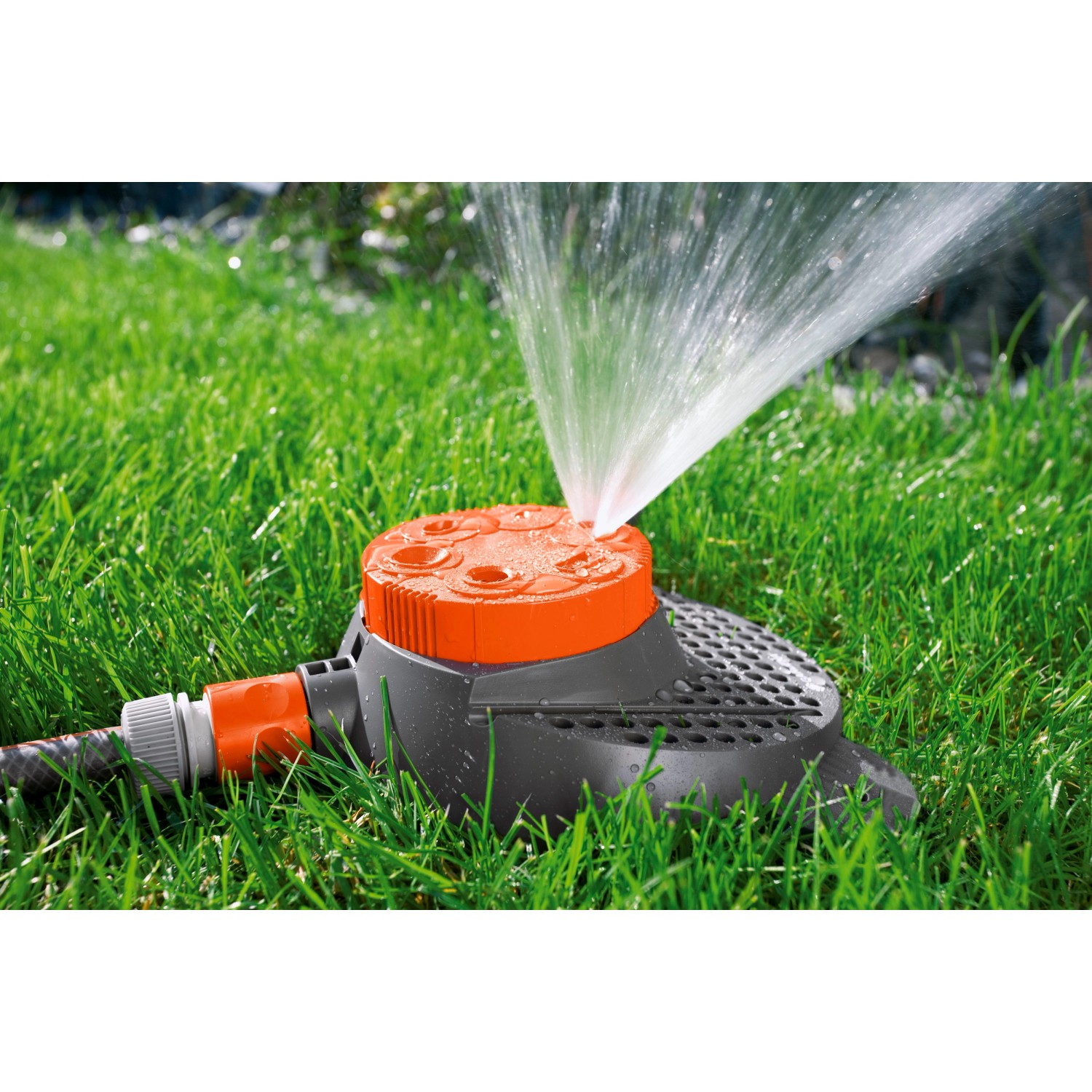 Gardena Classic 6-Flächenregner Boogie im Einsatz: Gartenregner bewässert Rasenfläche.